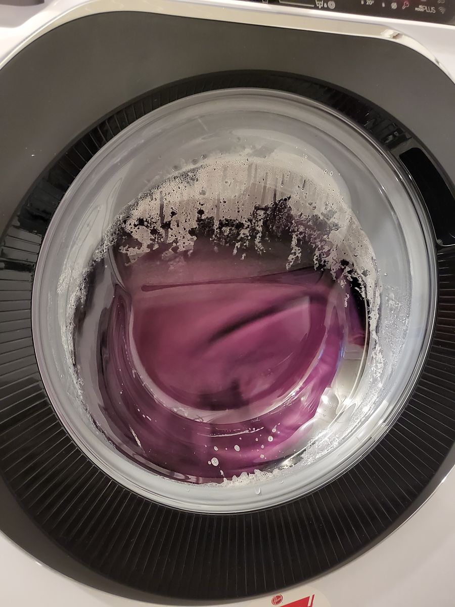 Blick durch das Bullauge der Waschmaschine während des Waschgangs